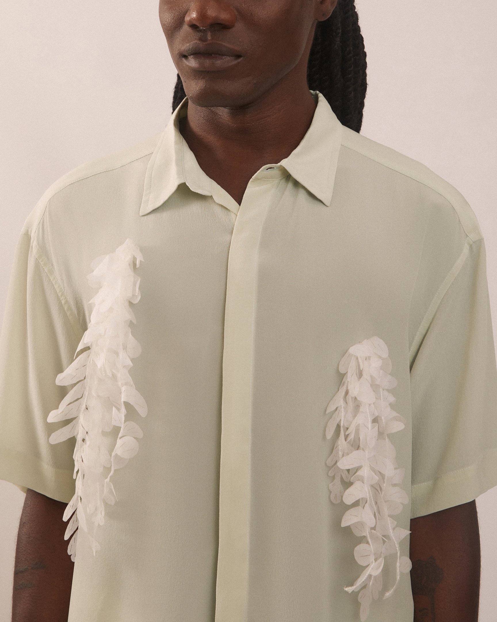 Copy of CAMISA-SEDA-AZUL-BORDADA-FLORES_HANDRED_0479