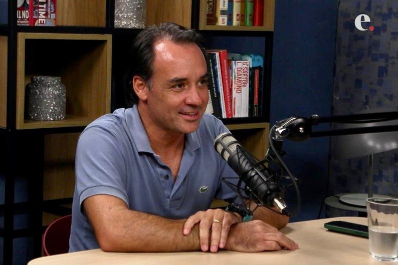 Sergio Furio no estúdio da Exame, durante gravação do talk show (Exame/Reprodução)