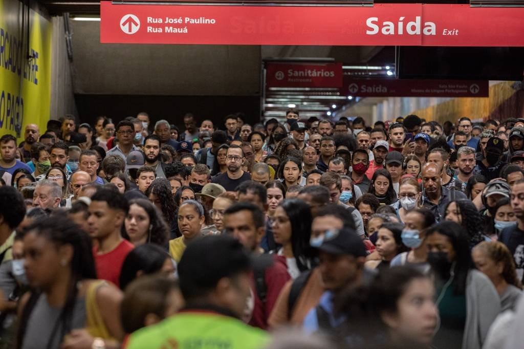 Ao longo dos dois dias de greve, passageiros reclamaram de dificuldades para pegar ônibus e trens da CPTM e também de aumento nos preços dos aplicativos de transporte (BRUNO ROCHA/Estadão Conteúdo)