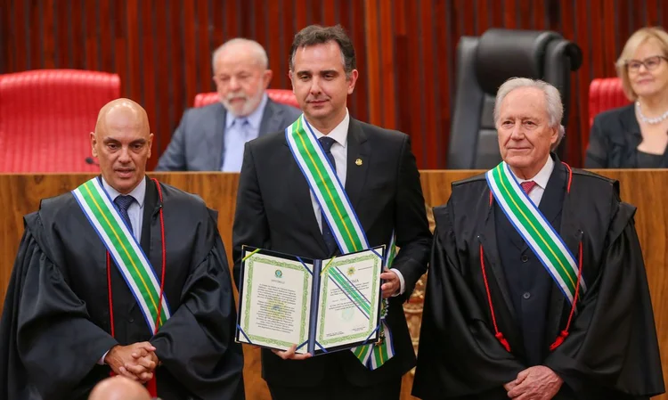 O presidente do Senado, Rodrigo Pacheco (PSD-MG), com o ministro Ricardo Lewandowski (à direita) em solenidade no TSE (Fabio Rodrigues-Pozzebom/Agência Brasil)