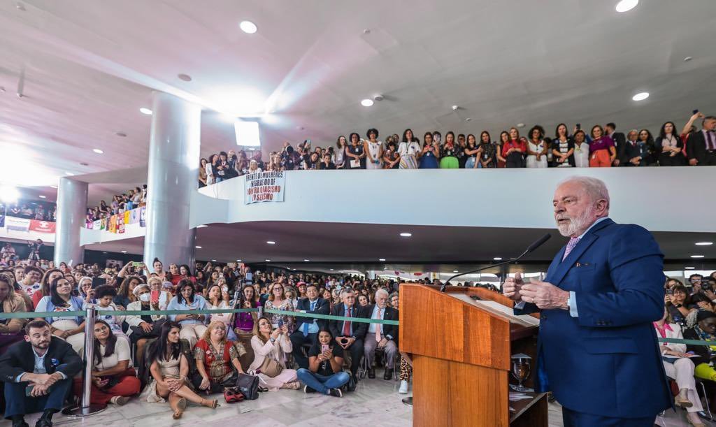 'Se dependesse do governo, desigualdade de gênero acabaria com decreto', diz Lula