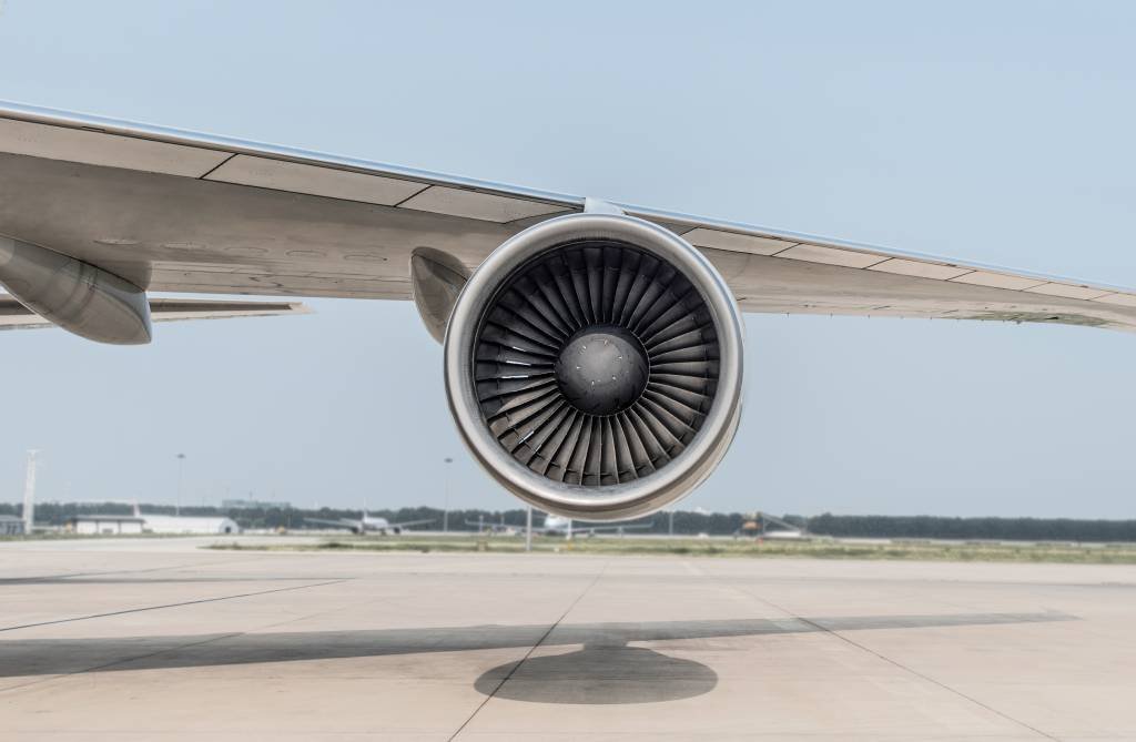 Quais são os principais desafios da descarbonização na aviação? Estudo da Bain & Company explica