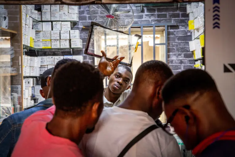 Vendedor na Nigéria: países mais pobres têm menos infraestrutura digital e capital humano qualificado (Bloomberg/Getty Images)