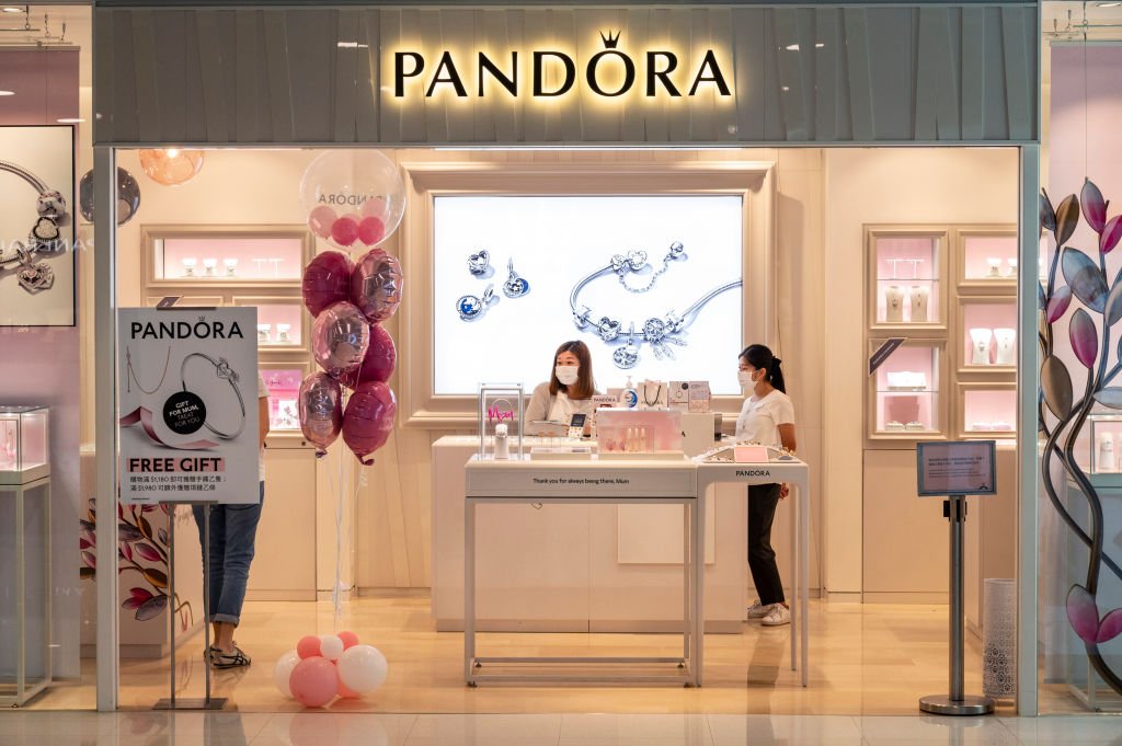 Pandora dá braceletes de graça em nova promoção; entenda