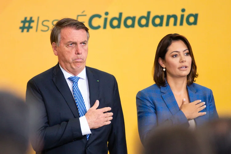 BRASILIA, BRAZIL - NOVEMBER 11: Brazilian President Jair Bolsonaro and first lady Michelle Bolsonaro during the presentation of Food Donation Program at Planalto Palace on November 11, 2021 in Brasilia, Brazil. The program Comida no Prato aims to connect companies who want to donate food with institutions that are able to receive them for distribution to those in need. The levels of poverty and hunger grew in Brazil in 2020 and 2021, fueled by the effects of the pandemic. (Photo by Andressa Anholete/Getty Images) (Andressa Anholete/Getty Images)