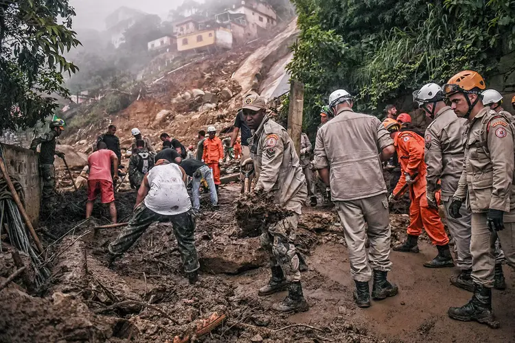 Desastres naturais: As chuvas que marcaram o litoral norte de São Paulo no último carnaval, evidenciaram a necessidade do trabalho da Defesa Civil para reduzir danos. (Mauro Pimentel/AFP/Getty Images)