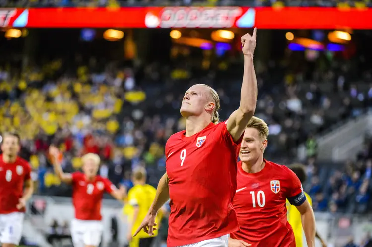 Amistoso da seleção brasileira e rodada das Eliminatórias da Euro 2024, são os destaques deste sábado de futebol. (DeFodi Images/Getty Images)