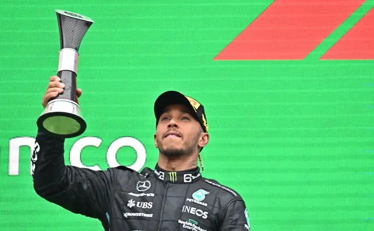 Hamilton, agora com 38 anos, estava no último ano de seu contrato com a Silver Arrows (ATTILA KISBENEDEK/Getty Images)