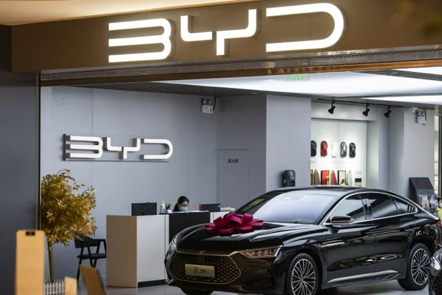Imagem referente à notícia: 'Virada de jogo': BYD ultrapassa Tesla na corrida dos carros elétricos e lidera vendas na Europa