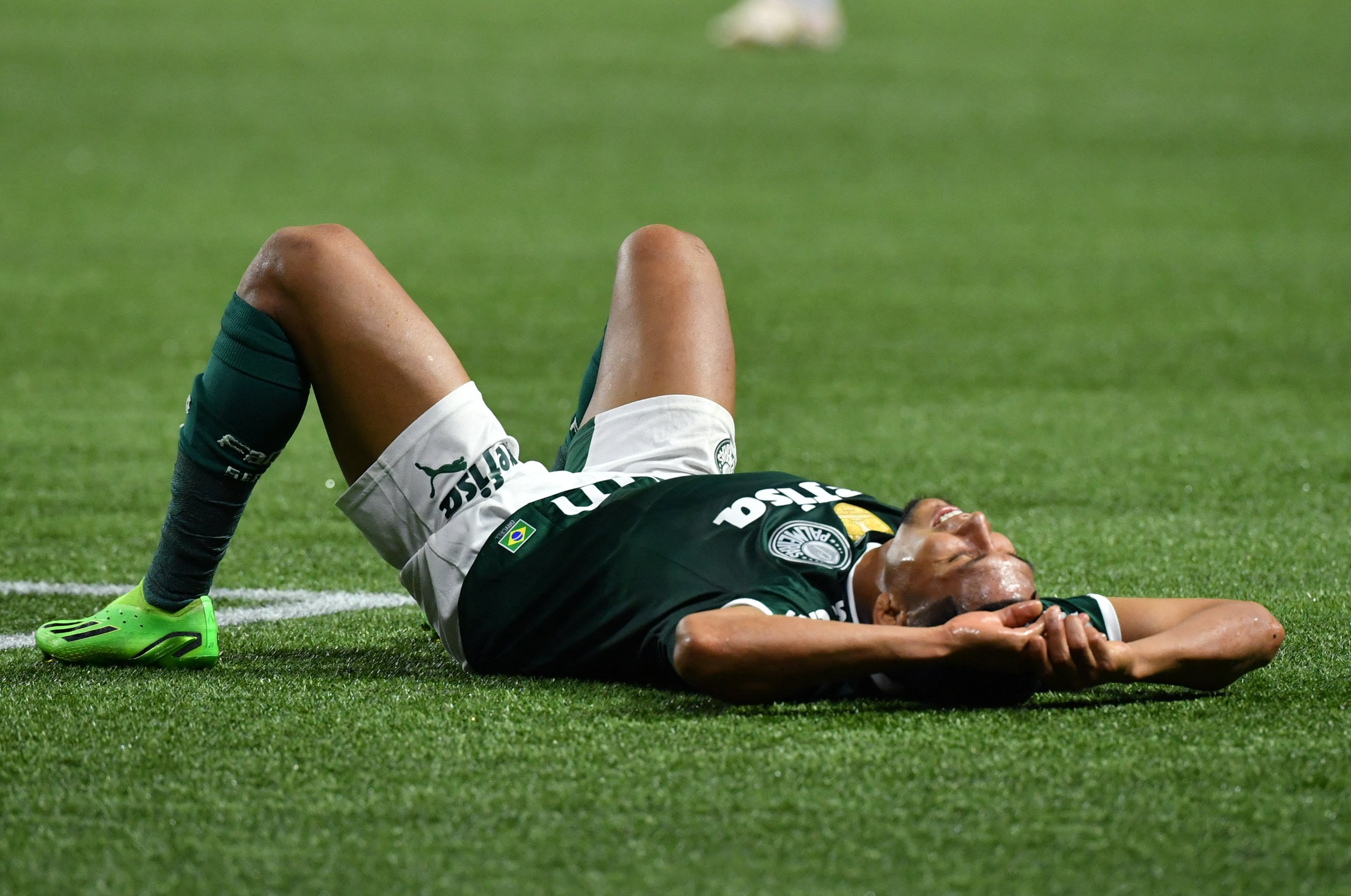 Jogadores defendem fim do gramado sintético. Mas ele realmente aumenta o risco de lesões?