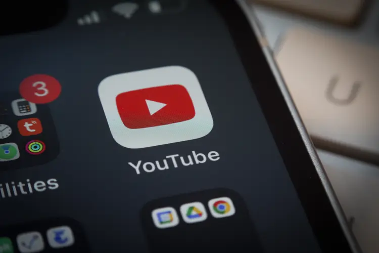 YouTube: quem se cansar da mensagem, pode optar pela versão Premium por R$ 20,90 por mês (STR/NurPhoto/Getty Images)