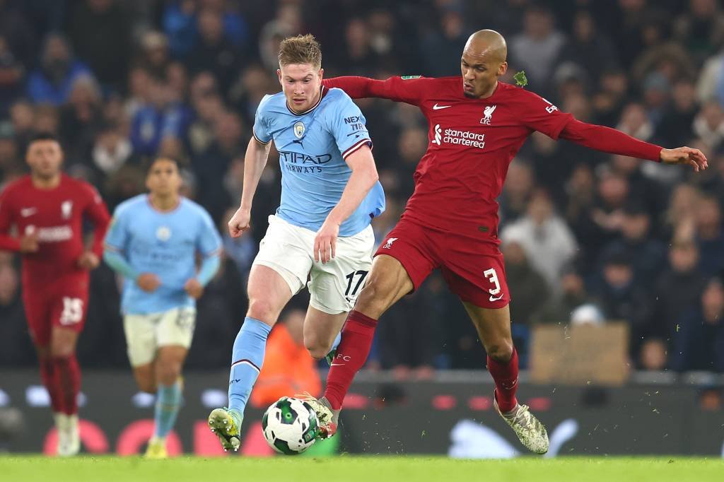 MANCHESTER, ENGLAND - DECEMBER 22:  Fabinho of Liverpool competes with Kevin de Bruyne of Manchester City during the Carabao Cup Fourth Round match between Manchester City and Liverpool at Etihad Stadium on December 22, 2022 in Manchester, England. (Photo by Chris Brunskill/Fantasista/Getty Images) (Chris Brunskill/Getty Images)