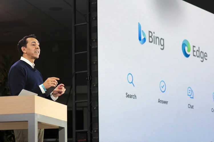 Yusuf Mehdi: vice-presidente corporativo de vida moderna, pesquisa e dispositivos da Microsoft, em anuncio de integração do ChatGPT com o Bing, em 7 de fevereiro de 2023 (JASON REDMOND/Getty Images)