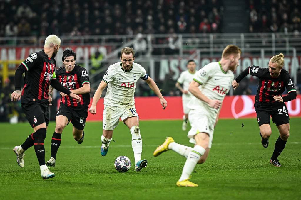 Após vitória no primeiro confronto, o Milan entra em campo precisando apenas do empate para se classificar (Anadolu Agency/Getty Images)