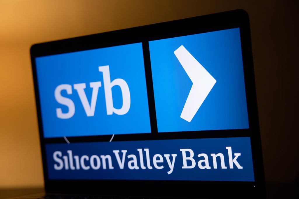 Silicon Valley Bank: As ações do SVB, controlador do Silicon Valley Bank, caíram mais de 60% depois que divulgou o prejuízo (Andrey Rudakov/Bloomberg/Getty Images)