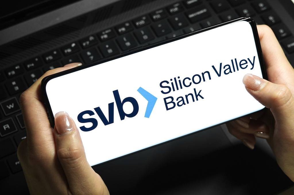 Silicon Valley Bank: quebra do banco pode mudar trajetória de juros nos EUA (Sheldon Cooper/SOPA Images/LightRocket/Getty Images)
