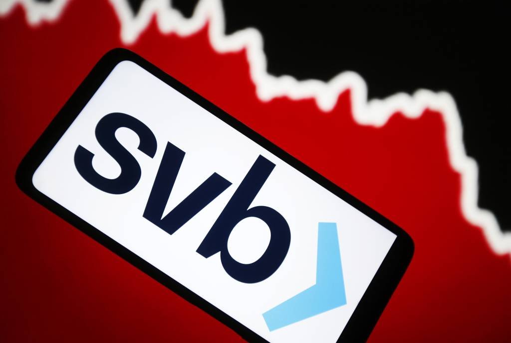 SVB: reguladores americanos querem realizar um novo leilão do banco. (Pavlo Gonchar/SOPA Images/LightRocket/Getty Images)