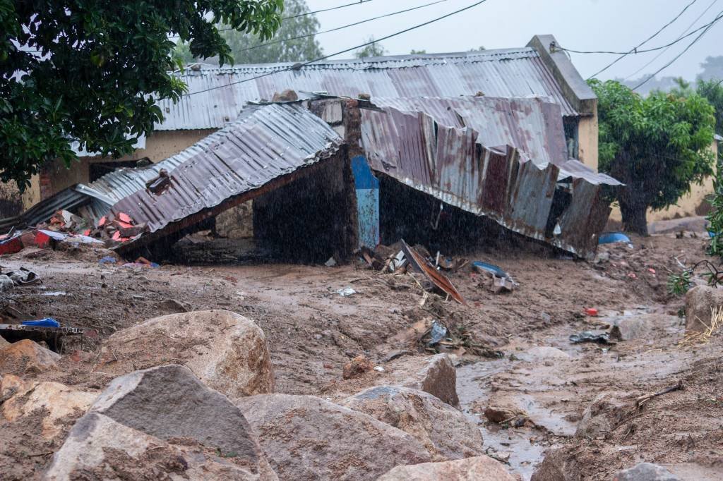 As províncias centrais de Moçambique e Malawi foram identificadas como especialmente vulneráveis a "enchentes e deslizamentos de terra em áreas montanhosas" (AMOS GUMULIRA/Getty Images)