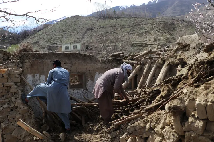 Pelo menos nove pessoas morreram no Paquistão, sendo duas delas crianças, e duas no Afeganistão, disseram as autoridades (OMER ABRAR/Getty Images)