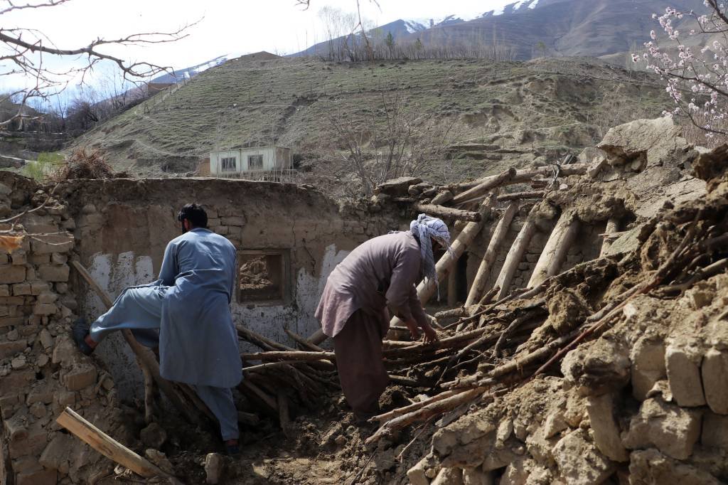 Terremoto de magnitude 6,5 causa mortes e destruição no Afeganistão e no Paquistão