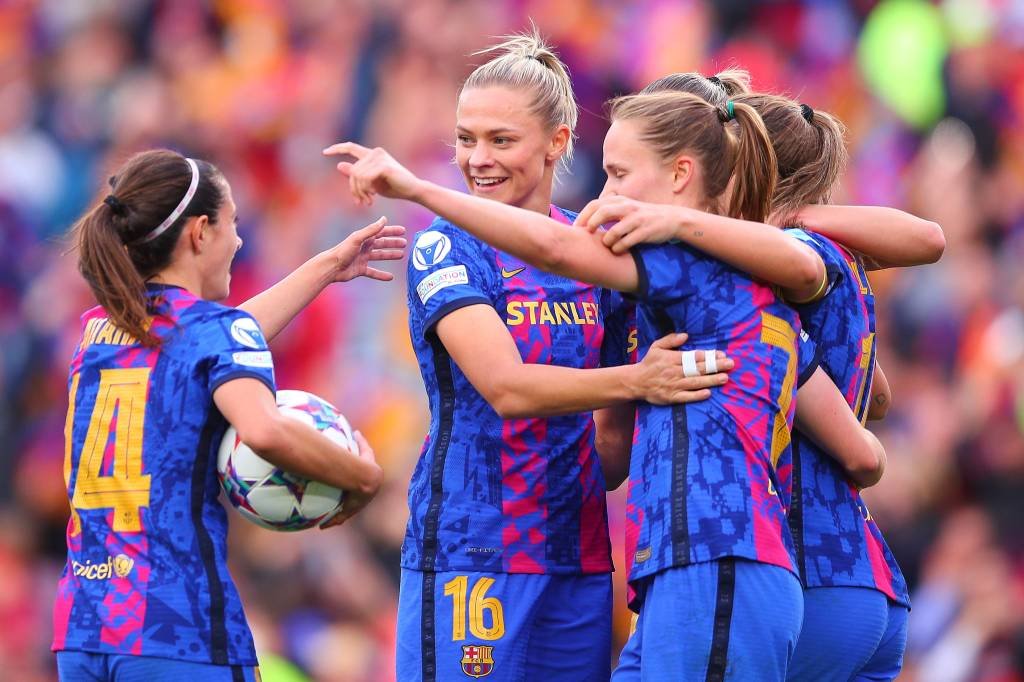 BARCELONA, SPAIN - APRIL 22:  Alexia Putellas of FC Barcelona celebrates scoring his side's 4th goal with her team matesduring the UEFA Women's Champions League Semi Final First Leg match between FC Barcelona and VfL Wolfsburg at Camp Nou on April 22, 2022 in Barcelona, Spain. (Photo by Eric Alonso/Getty Images) (Eric Alonso/Getty Images)