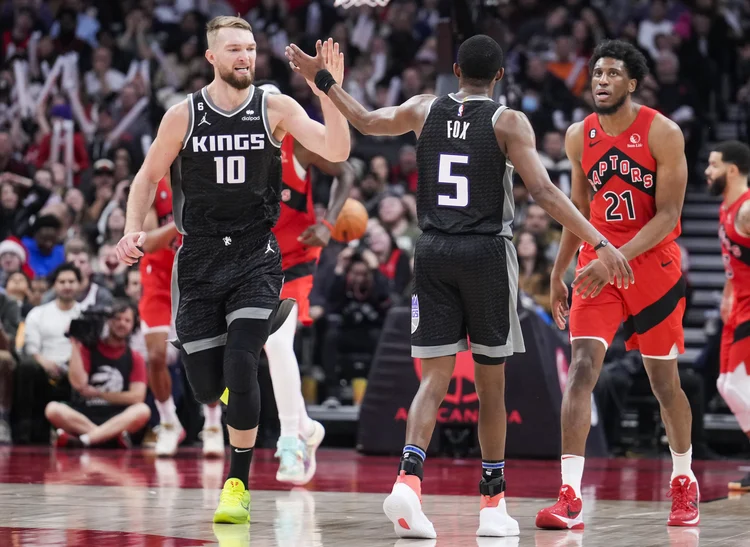 liderados pelo pivô Domantas Sabonis e pelo armador De'Aaron Fox, os Kings caminham para uma volta triunfante aos playoffs como um das sensações da temporada (Mark Blinch/Getty Images)