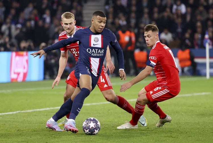 Desta vez, o jornal francês L'equipe publicou uma carta que, segundo o periódico, teria sido assinada pelo presidente do PSG, Nasser Al-Khelaifi, e enviada à staff do jogador (Jean Catuffe/Getty Images)