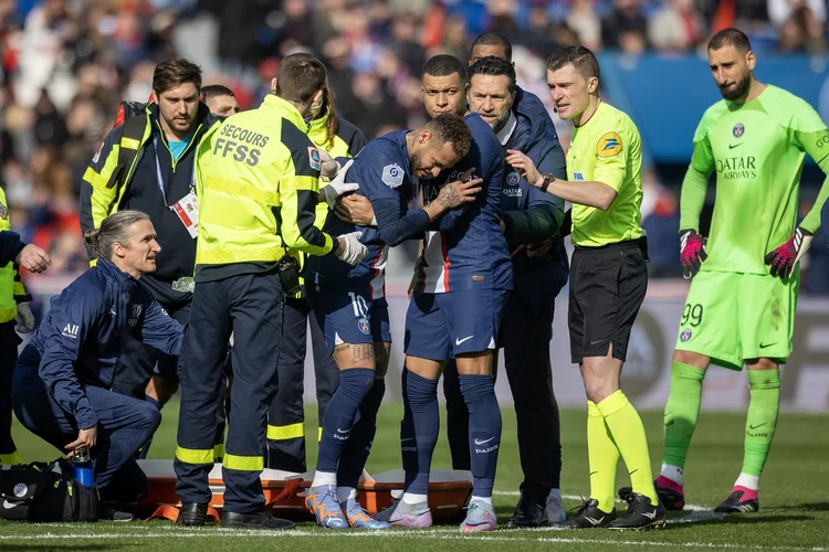 Neymar: Com a confirmação que o retorno aos gramados é de três a quatro meses, ele não atuará mais pelo clube francês na temporada (Tim Clayton/Getty Images)