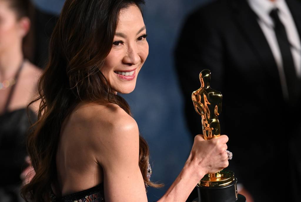 Conheça a trajetória de Michelle Yeoh, ganhadora do Oscar de Melhor Atriz