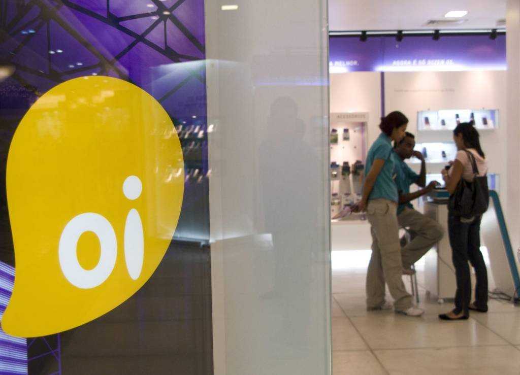 Patrons speak to a representative at an Oi mobile phone store in the Eldorado Mall in Sao Paulo, Brazil. (Photo by Paulo Fridman/Corbis via Getty Images) (Paulo Fridman/Getty Images)