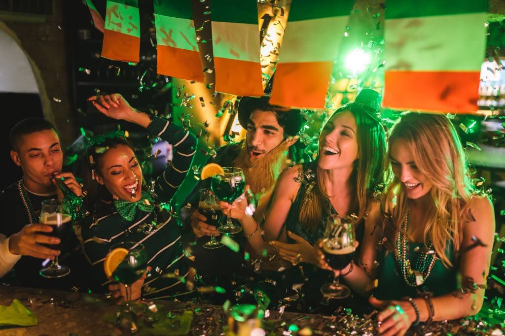 Apesar de ser uma celebração religiosa, em alguns locais do mundo, o Dia de São Patrício é utilizado apenas para se vestir de verde e beber excessivamente (iStock/Getty Images)