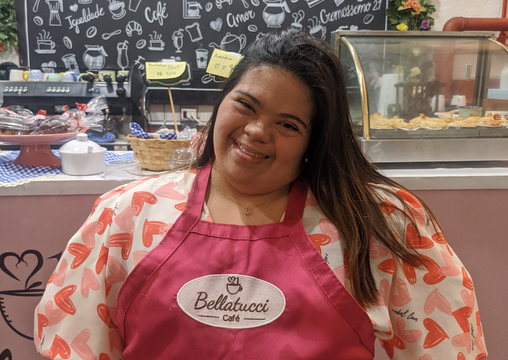Jéssica Pereira faz doces, trabalha na cafeteria, dá palestras, participa de eventos e é referência em empreendedorismo. (Esfera Brasil/Reprodução)