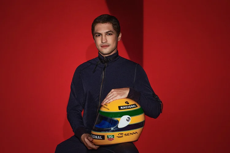 Gabriel Leone como Ayrton Senna na série da Netflix: elogios da família (Raquel Espírito Santo / Netflix/Divulgação)