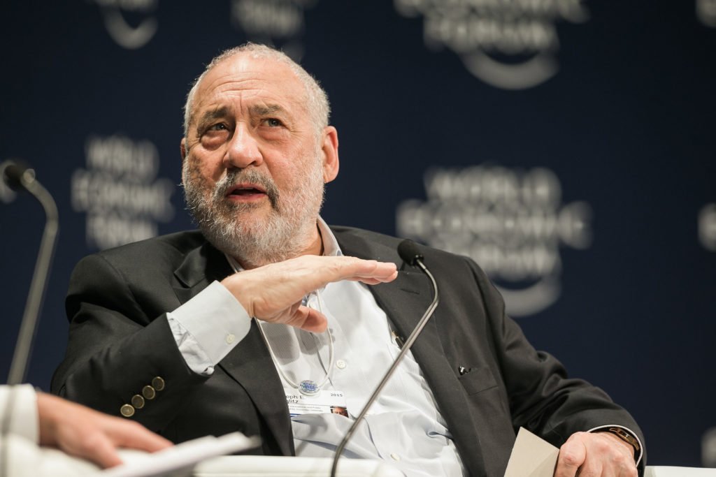 Stiglitz: "A taxa de juros de vocês (Brasil) é de fato chocante. Uma taxa de 13,7%, ou 8% real, é o tipo de taxa de juros que vai matar qualquer economia" (Benedikt von Loebell/Fórum Econômico Mundial/Reprodução)