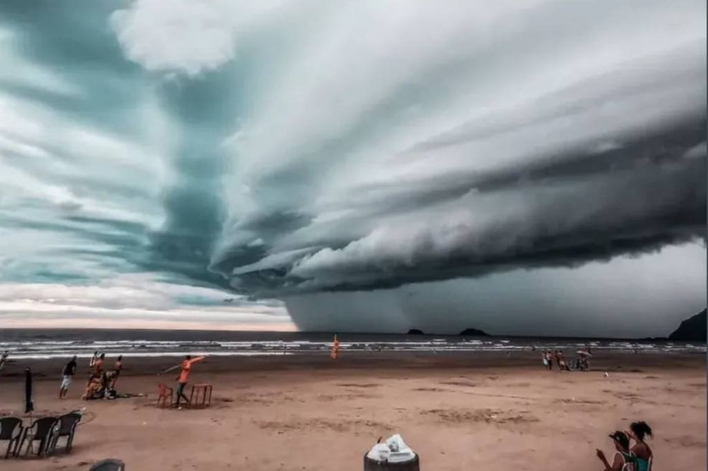 Nuvem gigante assusta banhistas no litoral de SP