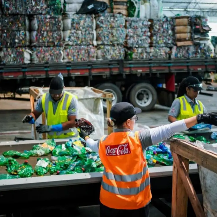 Centro de coleta e processamento de resíduos pós-consumo SustentaPET: ação, que fomenta a economia circular da cadeia de reciclagem, foi criada numa parceria entre a Coca-Cola Brasil e a engarrafadora Coca-Cola FEMSA Brasil  (Coca-Cola/Divulgação)