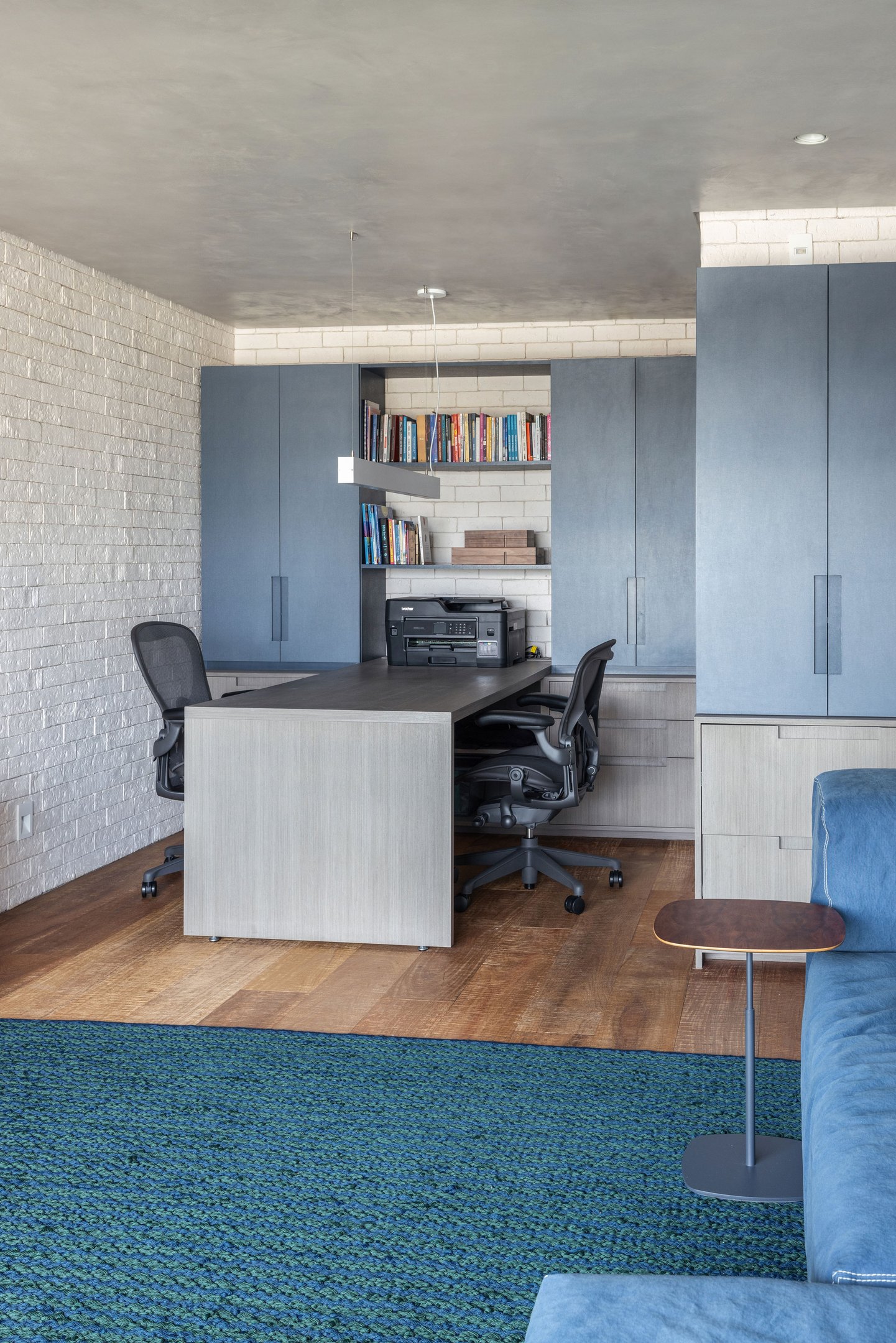 TodosArquitetura-homeoffice-amplo-sofa-azul-vertical