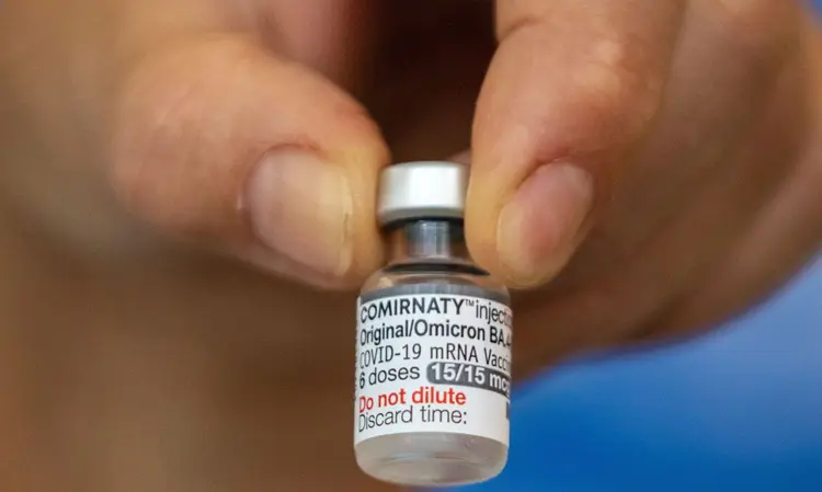 A imunização com a Pfizer bivalente é recomendada a quem completou o esquema básico de vacinação ou que já recebeu uma ou duas doses de reforço (Fabio Rodrigues/Agência Brasil)