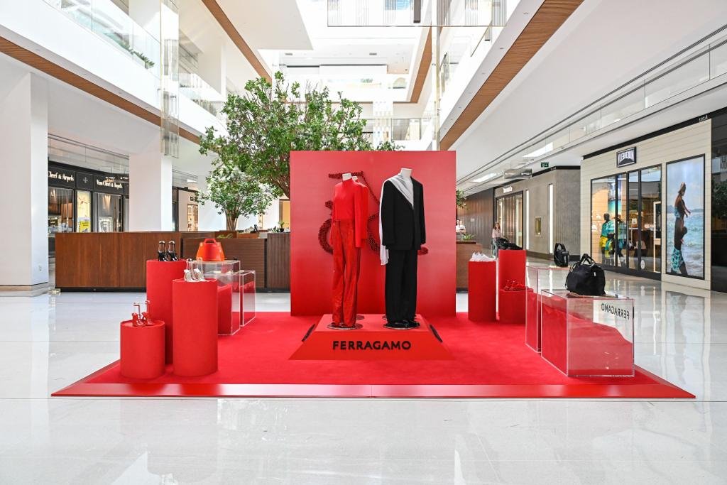 O novo momento da Ferragamo: outro logo, muito vermelho