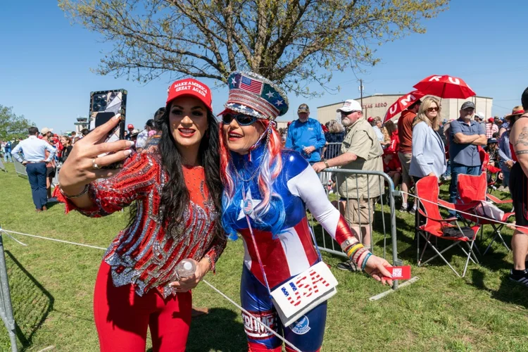 Apoiadoras de Donald Trump fazem 'selfie' antes de um comício do ex-presidente em Waco, Texas, 25 de março de 2023 (Moisés ÁVILA/AFP)