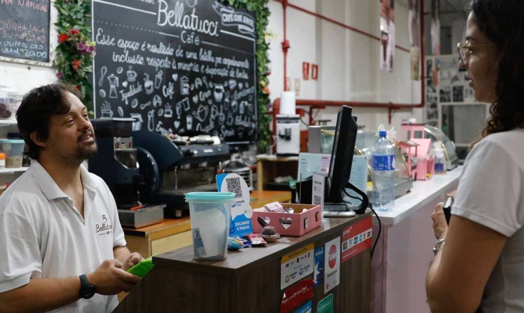 O atendente Philippe Tavares, que tem síndrome de Down, trabalha na Bellatucci Café, uma cafeteria inclusiva (Fernando Frazão/Agência Brasil)