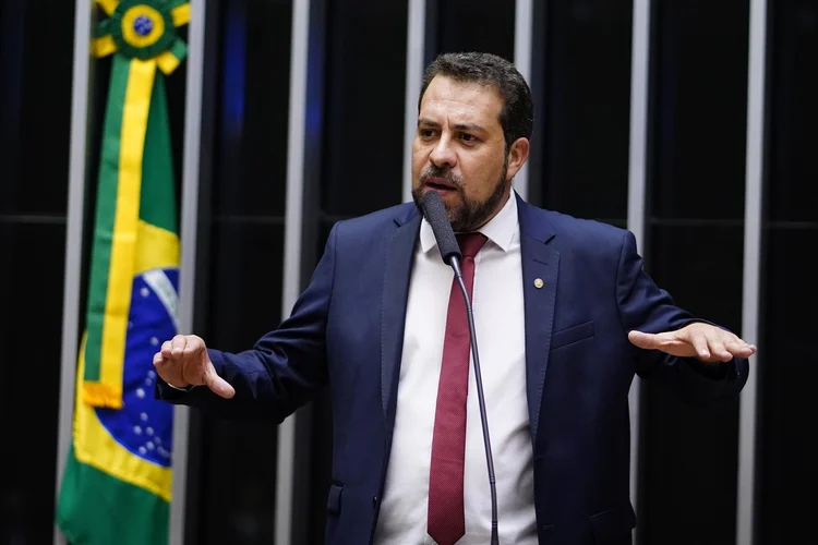 Guilherme Boulos: o acordo foi anunciado após 1 hora de negociações entre o Executivo e as Casas legislativas (Pablo Valadares/Câmara dos Deputados/Agência Câmara)