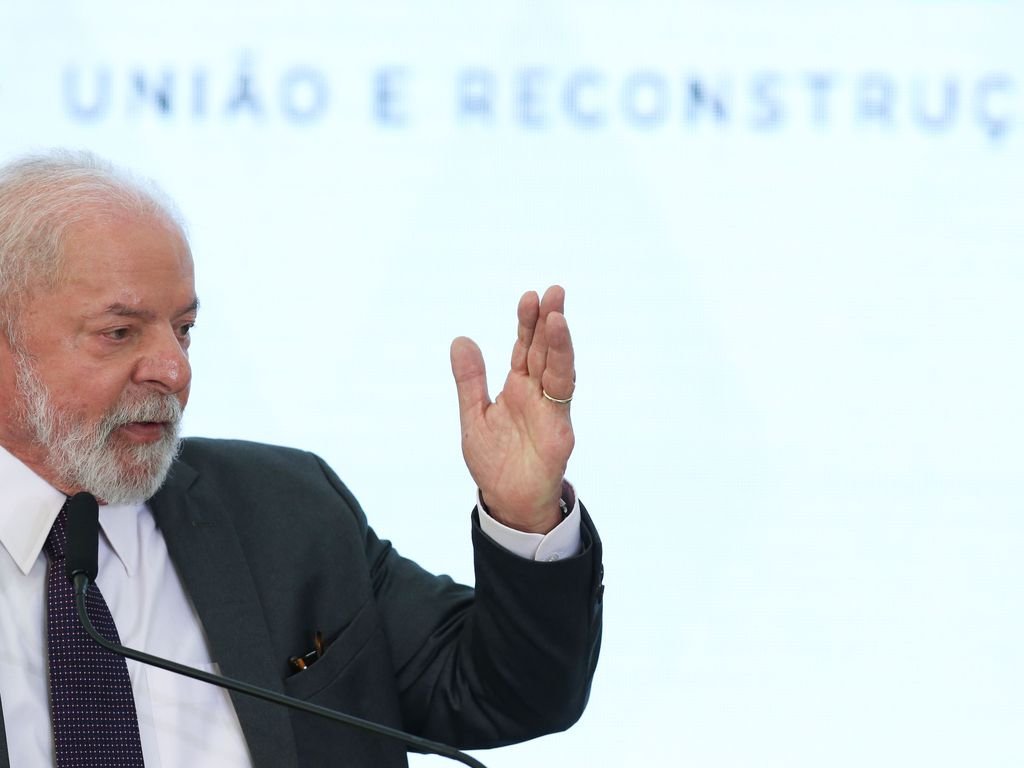 Lula afirma que Forças Armadas farão 'esforço' para despolitizar militares