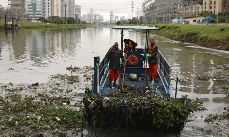 Testes com barco coletor de resíduos flutuantes no Rio Pinheiros: PPP permitiu processo de despoluição do rio (Rovena Rosa/Agência Brasil)