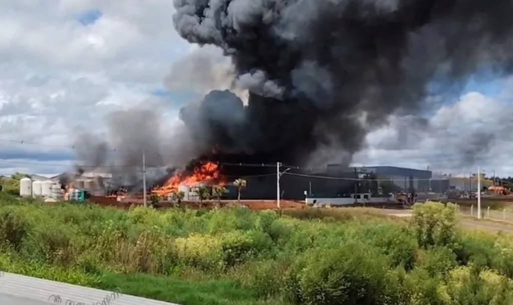Incêndio em SC atinge indústria química e libera fumaça tóxica; veja vídeo