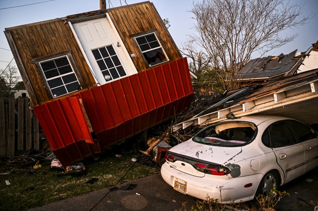 Mississippi enfrenta devastação após tornados; novas "rajadas destrutivas" podem ocorrer hoje