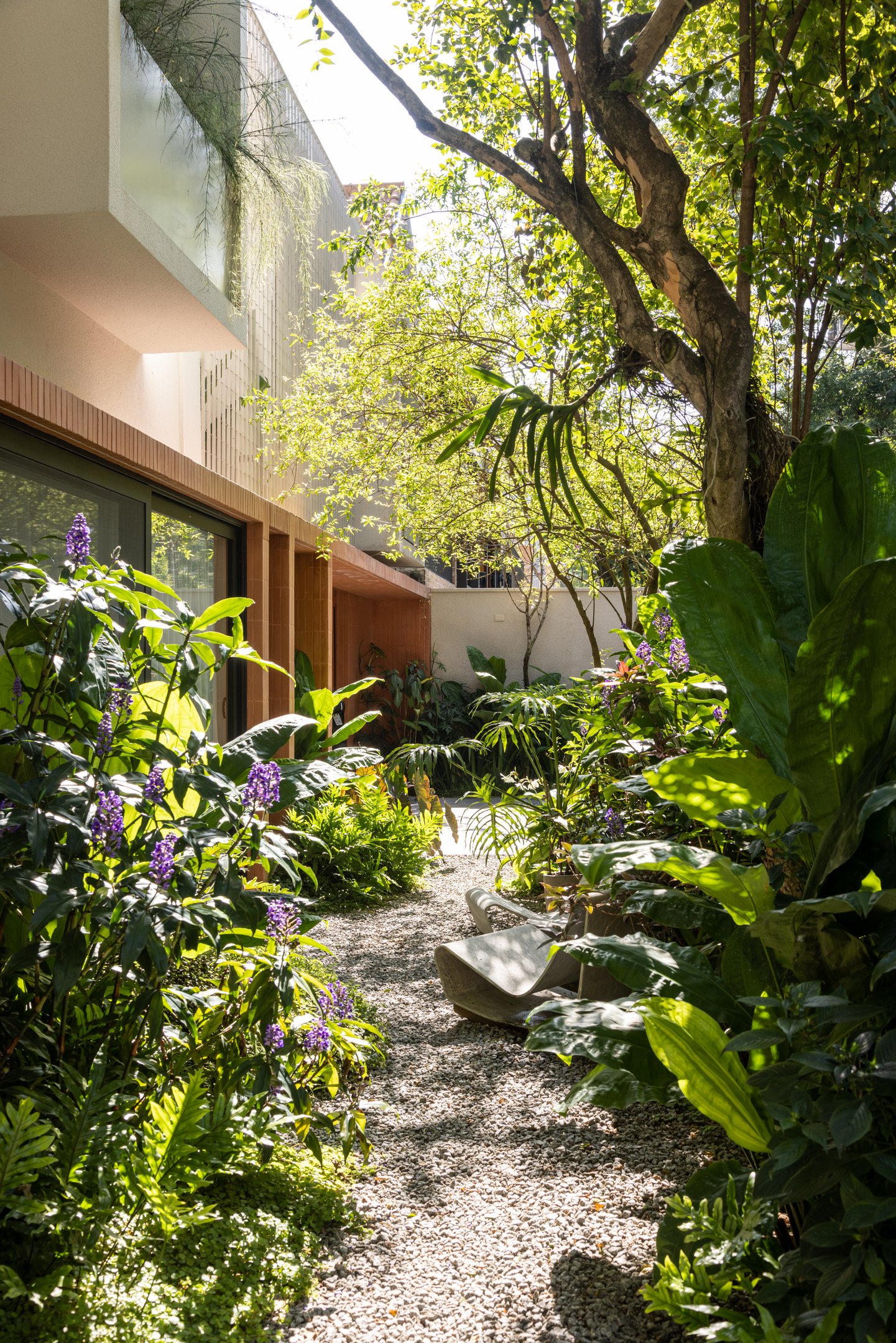 todosarquitetura-biofilia-na-pratica-jardim-exuberante-paisagismo-ornaghi