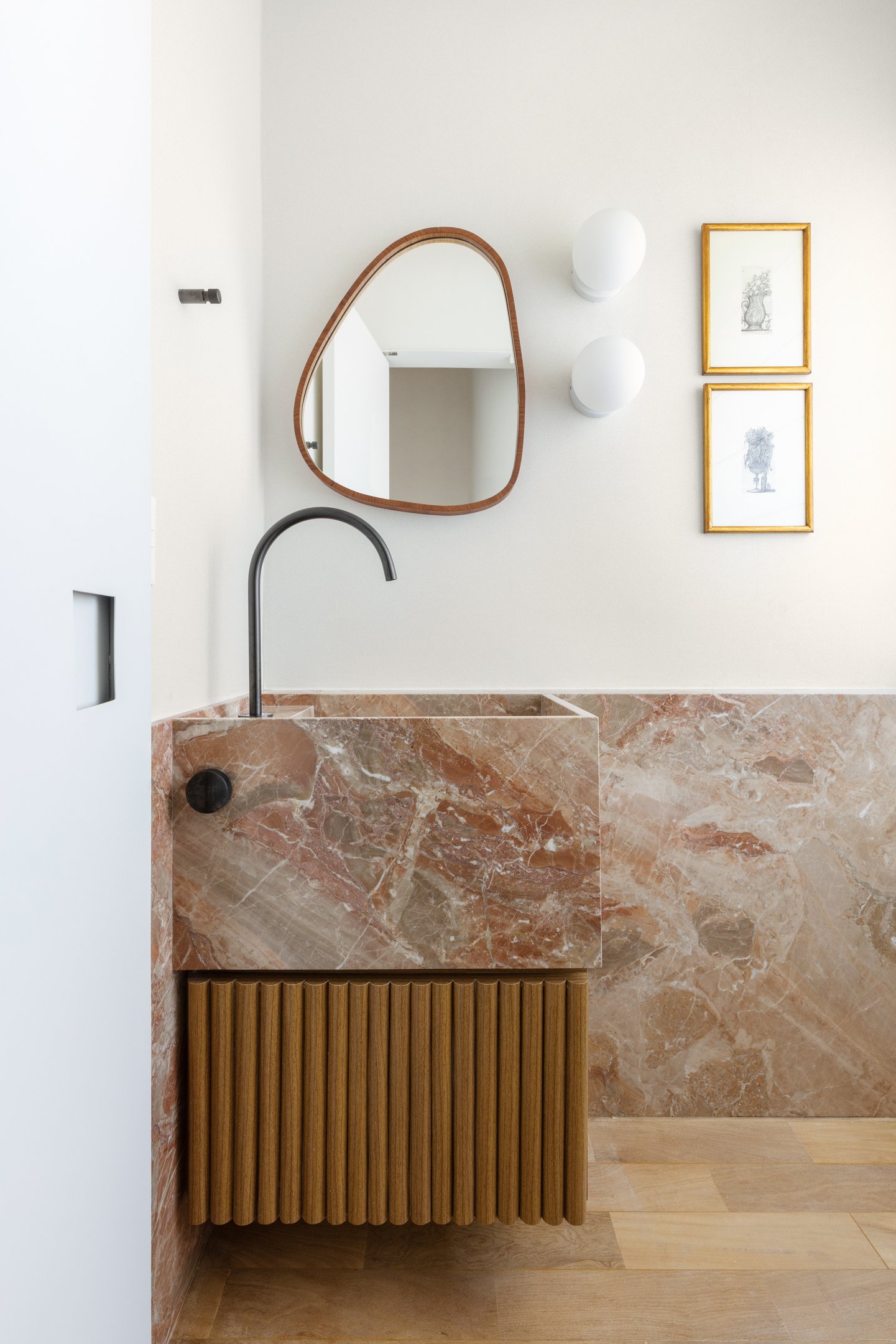 todosarquitetura-biofilia-na-pratica-pedras-naturais-lavabo-marmore-italiano-rosa