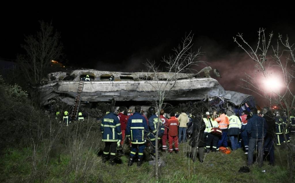 Equipes de emergência diante dos destroços de trem de passageiros que sofreu acidente entre Atenas e Tessalônica

 (AFP/AFP)