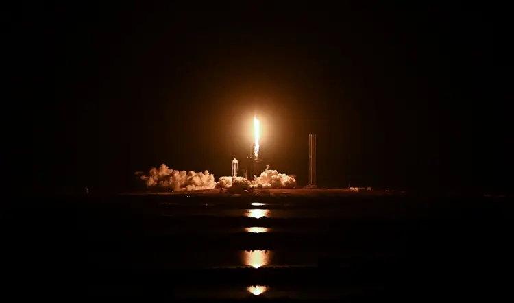 A cápsula Dragon deve ser acoplada à ISS às 1h17 (3h17 de Brasília) de sexta-feira, após uma viagem de pouco mais de 24 horas (AFP/AFP Photo)